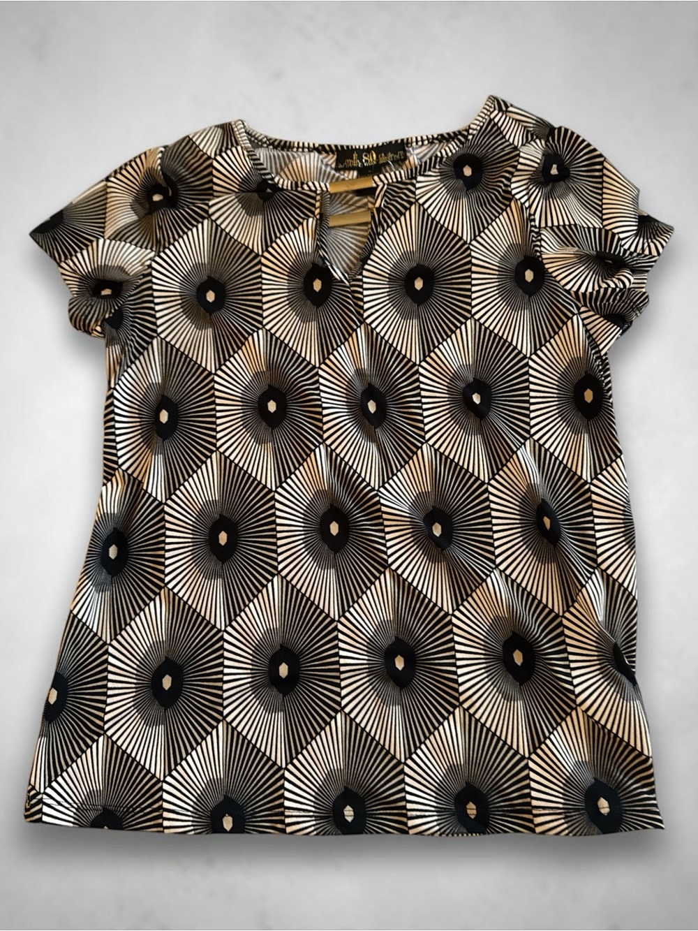 Geometric Print Short Sleeve Tee in Black and White - Picture 2 of 4